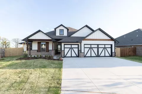Exterior - 932 Hydrangea Way, Edmond, OK 73034 photo 2 of 31