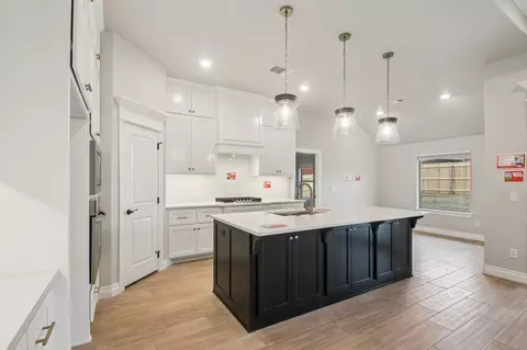 Kitchen - 932 Hydrangea Way, Edmond, OK 73034 photo 3 of 18