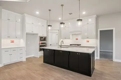 Kitchen - 932 Hydrangea Way, Edmond, OK 73034 photo 4 of 18