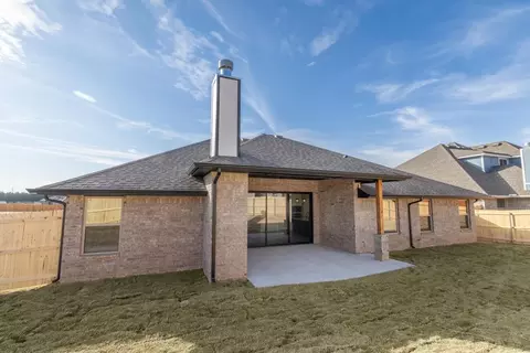 Exterior - 932 Hydrangea Way, Edmond, OK 73034 photo 25 of 31