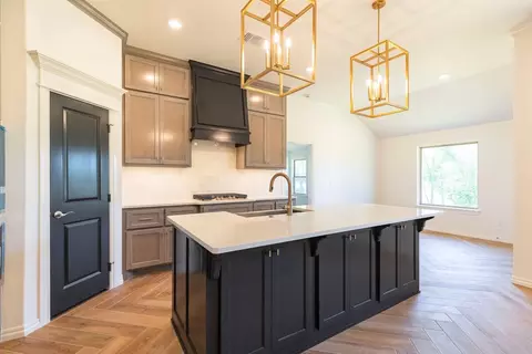 Kitchen - 932 Hydrangea Way, Edmond, OK 73034 photo 5 of 18