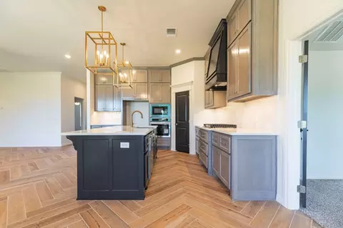 Kitchen - 932 Hydrangea Way, Edmond, OK 73034 photo 9 of 18