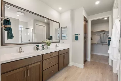 Bath - 1233 Mccabe Cir, Galt, CA 95632 photo 1 of 2