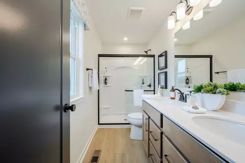 Bath - 102 Cherry Glen Way, Euharlee, GA 30145 photo 2 of 5