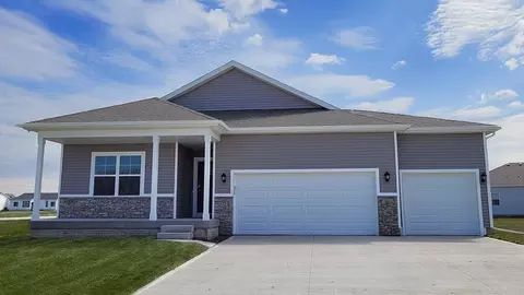 6724 NW 106th St, Johnston, IA 50131