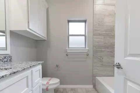 Bath - 2920 E Northampton St, Broken Arrow, OK 74014 photo 3 of 10
