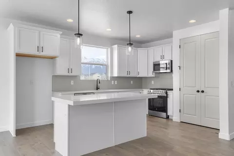 Kitchen - 1948 N Ostler Peak Rd, Daniel, UT 84032 photo 2 of 2