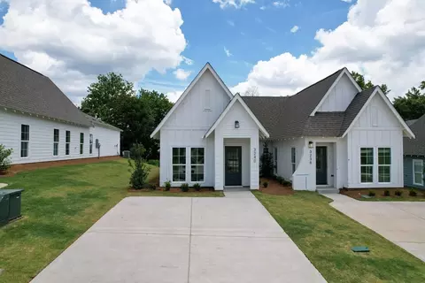 1289 Woodland Cir, Opelika, AL 36801