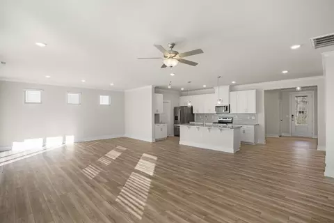 Living - 20 Golfview Ave, Benson, NC 27504 photo 4 of 5