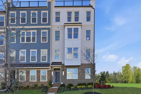 17638 Hawkins Ln, Dumfries, VA 22026