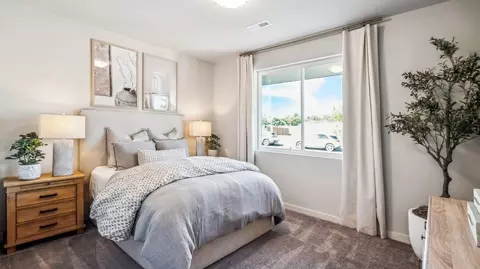 Bedroom - 63300 NE Peale St, Bend, OR 97701 photo 2 of 4