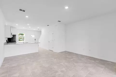 Living - 758 Gladstone Way, Mount Dora, FL 32757 photo 3 of 4