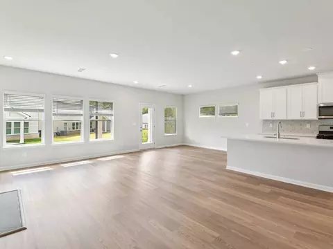 Living - 1297 Whitman Cir, Monroe, GA 30656 photo 4 of 8