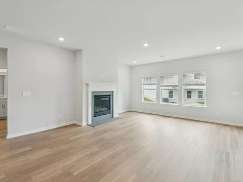 Living - 1297 Whitman Cir, Monroe, GA 30656 photo 2 of 8