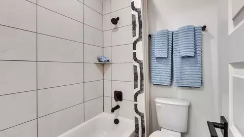 Bath - 4100 Starnberg Ln, Pflugerville, TX 78660 photo 7 of 15
