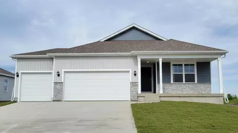 2877 Prairielight Dr, Hiawatha, IA 52233