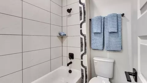 Bath - 931 Cherrystone Loop, Buda, TX 78610 photo 9 of 11