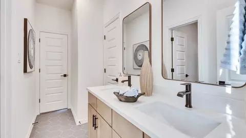 Bath - 931 Cherrystone Loop, Buda, TX 78610 photo 10 of 11