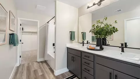 Bath - 3943 W Babcock Ave, Visalia, CA 93291 photo 1 of 2