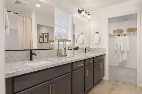 Bath - 701 S Plum Ct, Dinuba, CA 93618 photo 1 of 5