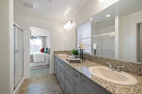 Bath - 701 S Plum Ct, Dinuba, CA 93618 photo 3 of 7