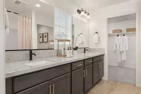 Bath - 701 S Plum Ct, Dinuba, CA 93618 photo 1 of 7