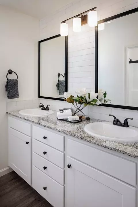 Bath - 701 S Plum Ct, Dinuba, CA 93618 photo 6 of 7