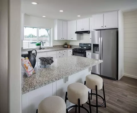 Kitchen - 701 S Plum Ct, Dinuba, CA 93618 photo 7 of 8