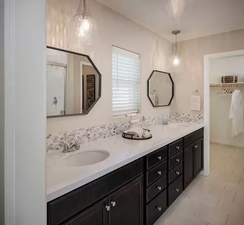 Bath - 701 S Plum Ct, Dinuba, CA 93618 photo 7 of 7