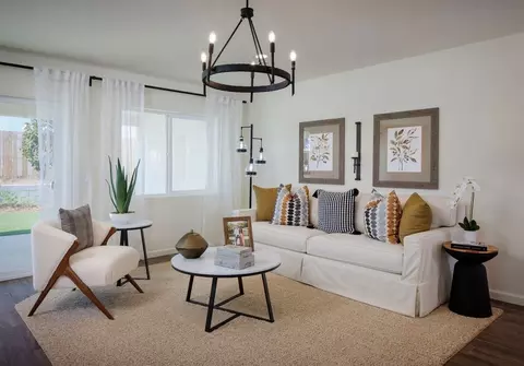 Living - 701 S Plum Ct, Dinuba, CA 93618 photo 5 of 5