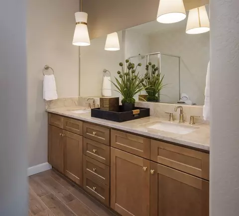 Bath - 1508 S Marcin St, Visalia, CA 93277 photo 2 of 5