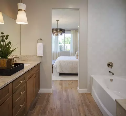 Bath - 1508 S Marcin St, Visalia, CA 93277 photo 3 of 5