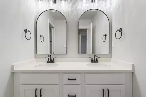 Bath - 127 Laurel Branch Dr, Dothan, AL 36305 photo 4 of 7