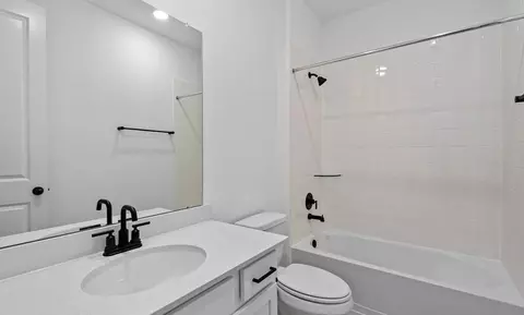 Bath - 2915 Silver Forest St, Angleton, TX 77515 photo 4 of 5