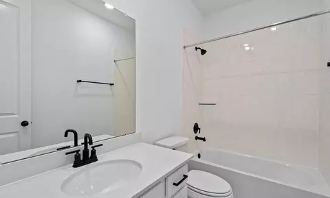 Bath - 2915 Silver Forest St, Angleton, TX 77515 photo 3 of 5
