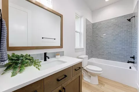 Bath - 4382 W Estuary Ct, Eagle, ID 83616 photo 4 of 5
