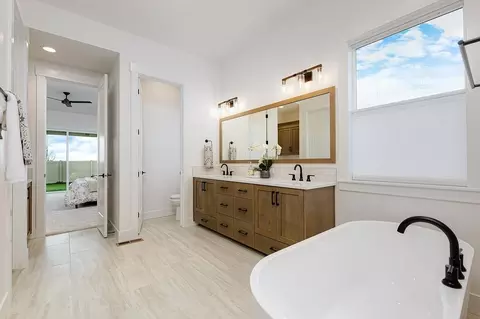 Bath - 4382 W Estuary Ct, Eagle, ID 83616 photo 2 of 5