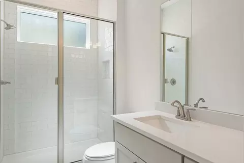 Bath - 206 San Saba Dr, Buda, TX 78610 photo 6 of 8