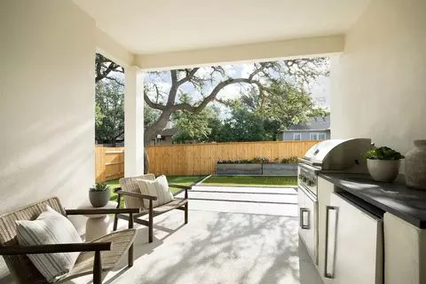 Exterior - 112 Cresthaven Ln, Georgetown, TX 78628 photo 6 of 8