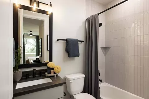 Bath - 112 Cresthaven Ln, Georgetown, TX 78628 photo 3 of 7