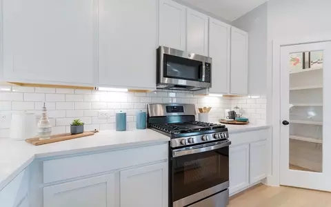 Kitchen - 10610 Flight Deck Ct, Conroe, TX 77303 photo 7 of 8