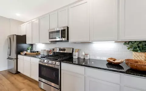 Kitchen - 10610 Flight Deck Ct, Conroe, TX 77303 photo 5 of 8
