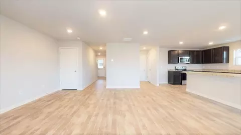 Living - 121 Shenandoah Ln, Lagrange, GA 30241 photo 2 of 6