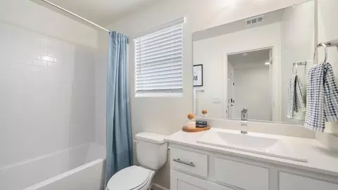 Bath - 1897 E Linden Ave, Reedley, CA 93654 photo 4 of 4