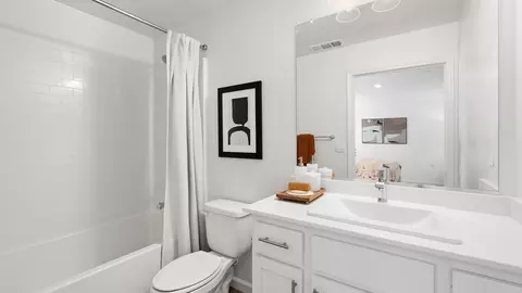 Bath - 1897 E Linden Ave, Reedley, CA 93654 photo 1 of 4