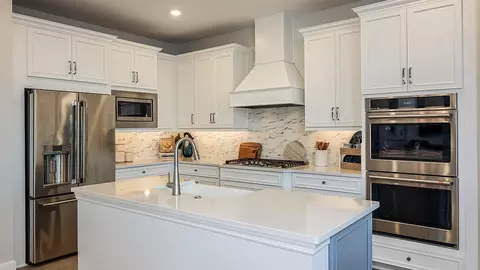 Kitchen - 19337 Lochside Ln, Mount Dora, FL 32757 photo 9 of 10