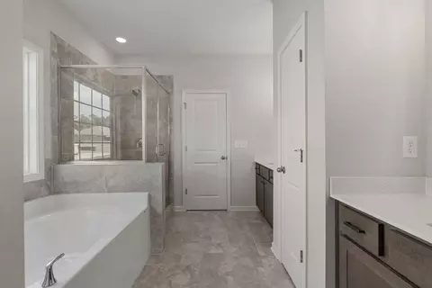 Bath - 104 Beaver Creek Way, Lagrange, GA 30241 photo 1 of 2