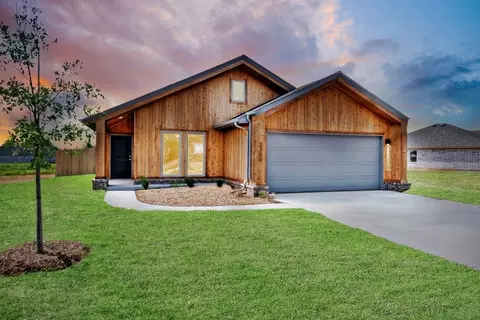 Exterior - 16140 Tall Grass Dr, Moore, OK 73170 photo 5 of 13