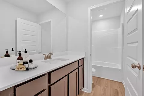 Bath - 618 Lovers Lane Rd, Calhoun, GA 30701 photo 5 of 7