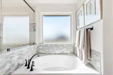 Bath - 1706 Baldwin Dr, Cedar Hill, TX 75104 photo 5 of 6